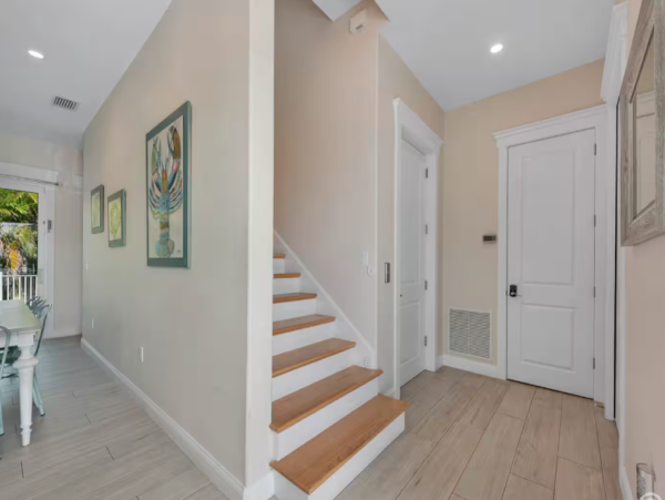 Luxurious Beach Getaway on Anna Maria Island Steps to Beach